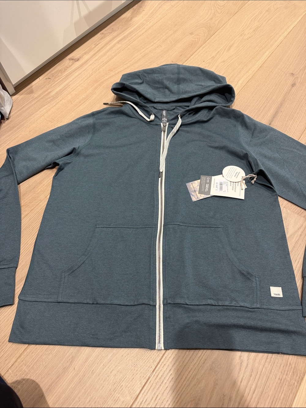 Vuori new medium performance hoodie